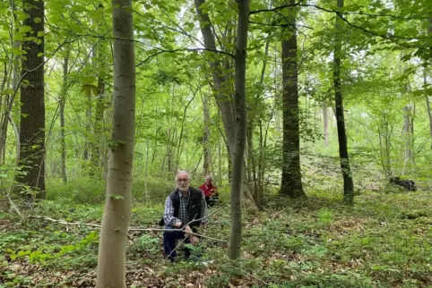 Die Förster Ernst Christian Driedger (vorne) und Volker Westermann markieren die Löcher im Mutterstadter Wald, die eine Geschich