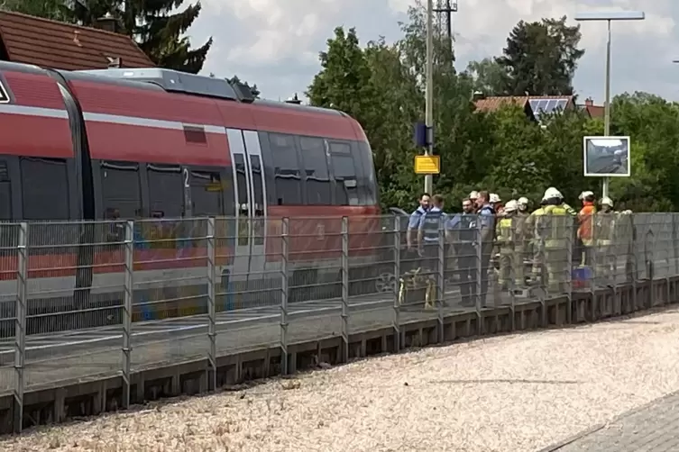 In Insheim wurde ein Auto von einem Zug erfasst.