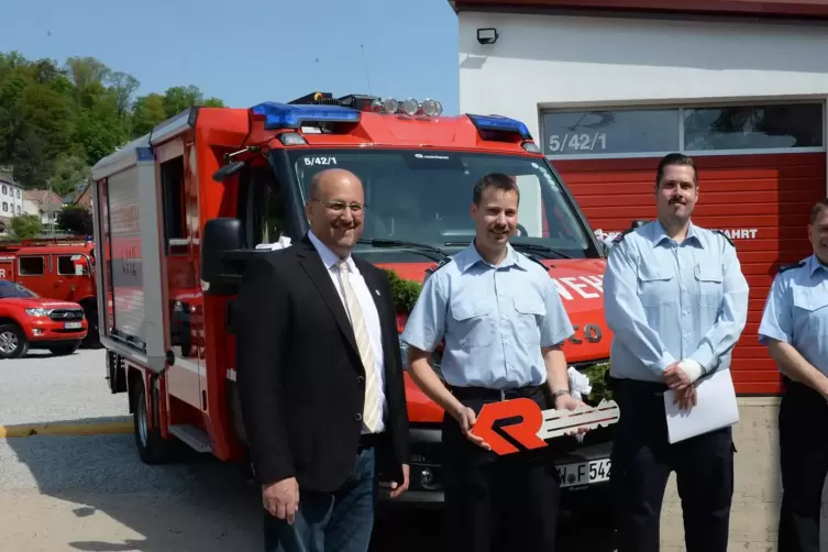 Die Lindenberger Feuerwehr hat ein neues Fahrzeug und eine neue Halle, hier bei der Übergabe (von links): Verbandsbürgermeister 