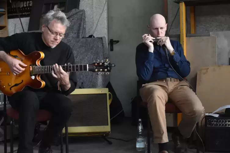 Konzert an einem ungewöhnlichen Ort: Jens Bunge spielt auf der Mundharmonika, begleitet von Uli Wagner an der Gitarre in der Kun