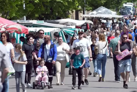 Viele Menschen besuchten am Sonntag den Kirchheimbolander Maimarkt. Weil sie sich aber gut verteilten, waren die Straßen nicht ü Viele Menschen besuchten am Sonntag den Kirchheimbolander Maimarkt. Weil sie sich aber gut verteilten, waren die Straßen nicht ü