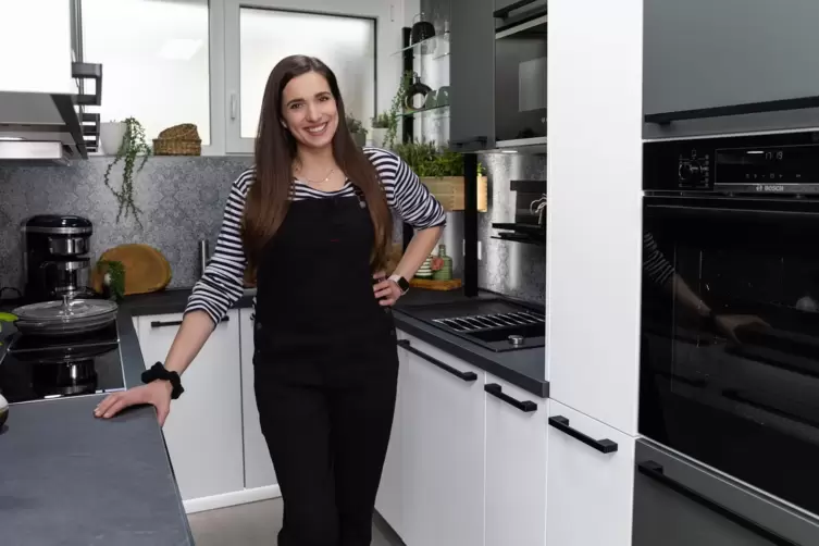 Youtube-Star Saliha Özcan ist glücklich über die mit ihrer Unterstützung neu eingerichtete Küche in der protestantischen Kita in