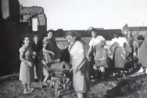 Aufräumarbeiten nach dem zweiten Weltkrieg vor der Stiftskirche. 