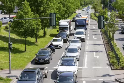 In der Innenstadt hat die Vollsperrung der Autobahn zu Staus geführt, hier auf Höhe des Pfalztheaters.