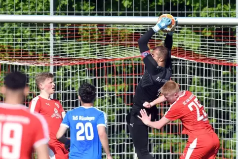 Der Rüssinger Tormann Evandro Rachoni nach einer Ecke für Idar-Oberstein.