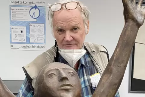 Hilfe! Manfred Kübler hinter einer Bronzeplastik im Amtsgericht. 