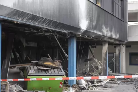 Der Wäschecontainer wurde in Brand gesteckt. 