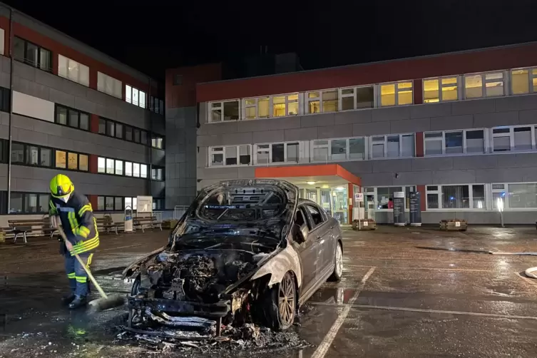 Ausgebrannt: das Auto eines Stationarztes in Bad Bergzabern.