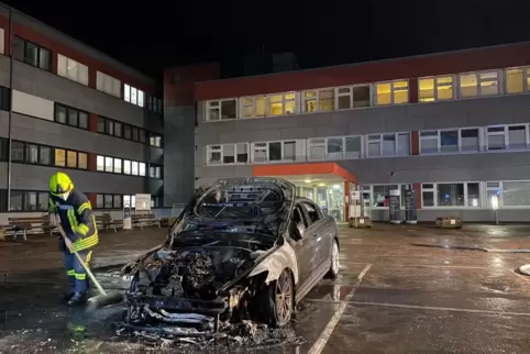 Ausgebrannt: das Auto eines Stationarztes in Bad Bergzabern.