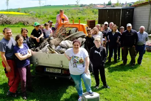 20 Helfer haben drei Anhänger voller Unrat eingesammelt. 