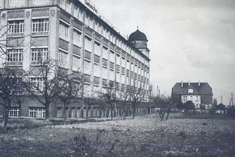Auf einer Postkarte: die ehemalige Schuhfabrik in der Burgstraße. 