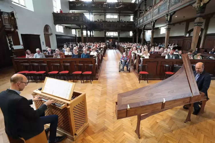 Beim Orgelspaziergang spielen in der voll besetzten Dreifaltigkeitskirche mit Markus Eichenlaub ( links) an der Truhenorgel und 