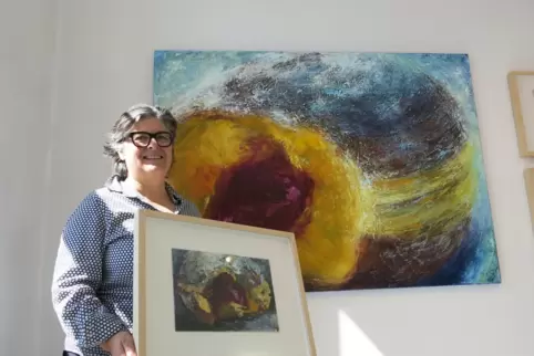 Galeristin Ingrid Bürgy-de Ruijter mit einer Arbeit von Juliane Gottwald. 