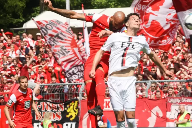 Glücklos, formlos: Terrence Boyd (Mitte) setzt zum Kopfball an. Links Hendrick Zuck. Glücklos, formlos: Terrence Boyd (Mitte) setzt zum Kopfball an. Links Hendrick Zuck.