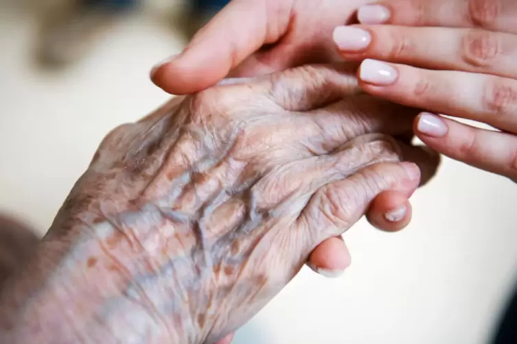 Auf Pflegedienste sind viele Angehörige alter Menschen angewiesen. 