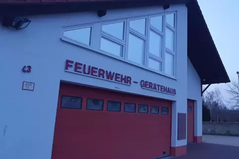 Knapp 1,3 Millionen Euro würde die Sanierung der Gerätehauses in Birkenheide kosten. Bürgermeister Paul Poje würde die Feuerwehr