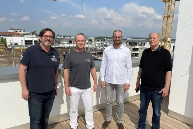 Auf der Terrasse des neuen Ärztehauses (von links): Apotheken-Betreiber Oliver Kunze, Physiotherapeut Andreas Baum, Arzt und Bau Auf der Terrasse des neuen Ärztehauses (von links): Apotheken-Betreiber Oliver Kunze, Physiotherapeut Andreas Baum, Arzt und Bau
