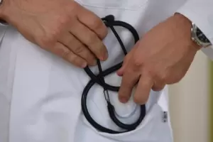Arzt im Einsatz: Gesundheitsdienstleistungen sind gefragt. Arzt im Einsatz: Gesundheitsdienstleistungen sind gefragt.