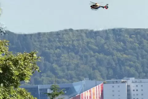 Ein Polizeihubschrauber macht Lärm, ist aber bei Hochrisiko-Fußballspielen ein wichtiges Einsatzmittel, um den Überblick zu beha