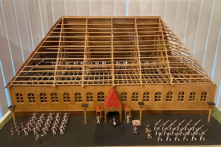 Im Alten Rathaus steht ein Modell der Exerzierhalle, die einst dort stand, wo heute die Pirminiuskirche zu finden ist.
