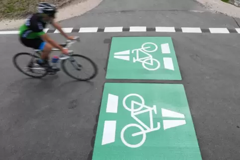 So ähnlich wie dieser Radschnellweg bei Darmstadt könnten auch die Pendlerrouten im Kreis SÜW aussehen. 