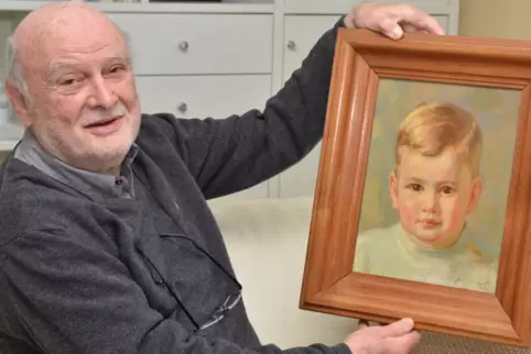 Peter Treusch mit dem Porträt, das Hermann Croissant von ihm als kleiner Bub fertigte. 