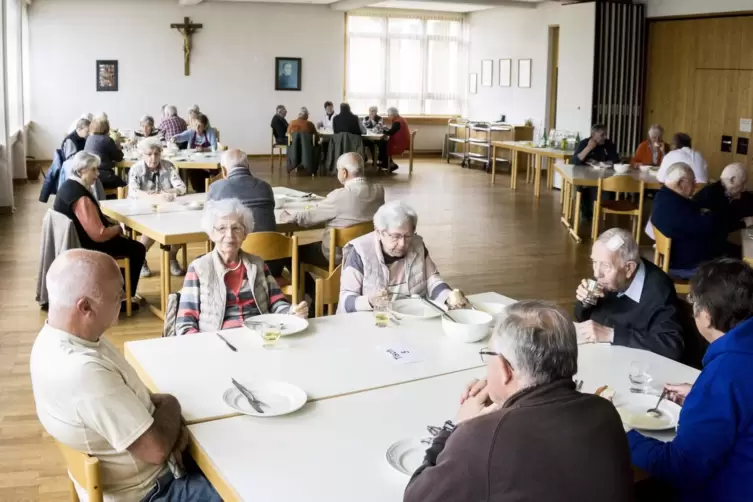 Jeden Donnerstag treffen sich im Hauensteiner Pfarrheim Seniorinnen und Senioren zum gemeinsamen Mittagstisch. Die Einrichtung g