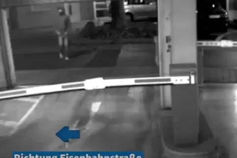 Eine Aufnahme der Überwachungskamera des Parkhauses in der Rosenstraße (12. Dezember 2020, 21.34 Uhr): Die Polizei sucht diesen 