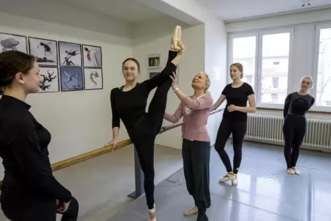 Die Ballettschülerinnen Mirian Palme, Johanna Hughart, Sophie Edler und Viktoria Parasca werden von Gabriele Böhl unterrichtet. 