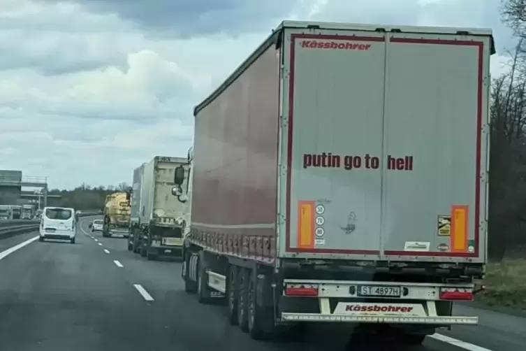 &bdquo;Fahr zur H&ouml;lle, Putin! &ldquo; Blick aus dem IB-Transporter auf dem Weg Richtung Krakau. 