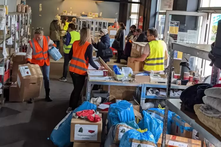 Angekommen: Zweibr&uuml;cker Hilfsg&uuml;ter im Krakauer &bdquo;Laden&ldquo;.