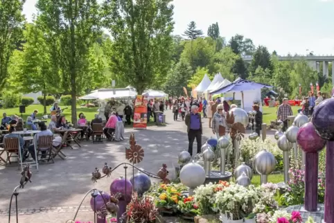Die Lebensart-Messe lockt Besucher in den Pirmasenser Streckpark. 