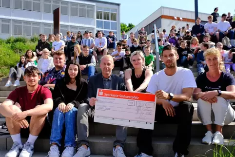 Von links: Emre Pechlivan, hinten Neo Weber, Emily Dietze, Schulleiter Thomas Höchst, Hanna Anstätt, Erik Schäfer und Lehrerin K