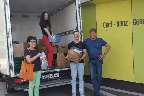Tafel-Vorsitzende Uschi Bisanz holt die Spenden an der IGS ab. Schülersprecherin Celin Ritter, Schüler Manuel Schubert und Schul