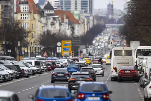 Auch wenn es öfter Stau gibt: Autos sind für viele weiterhin das Maß der Dinge. 