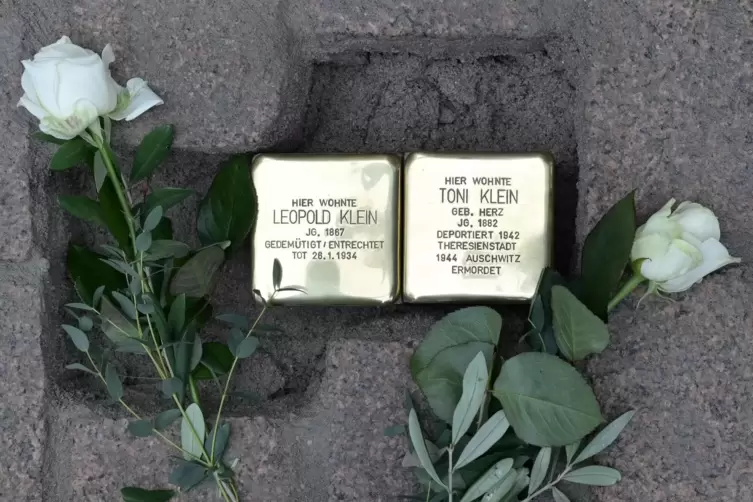 2021: Verlegung von Stolpersteinen für die Familie Klein in der Maximilianstraße 30. 