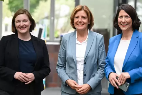 Integrationsministerin Katharina Binz (Grüne), Ministerpräsidentin Malu Dreyer (SPD) und Wirtschaftsministerin Daniela Schmitt (