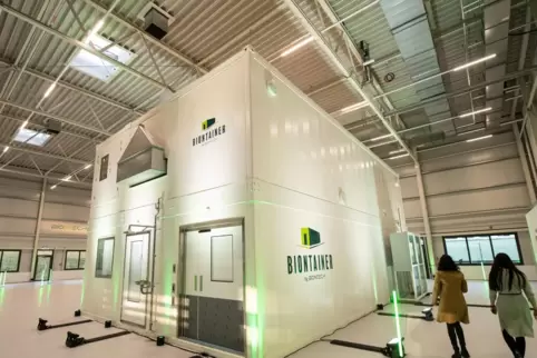 Ein sogenannter Biontainer steht in einer Produktionshalle des Pharma-Unternehmens Biontech in Marburg. Die Container in der Mod