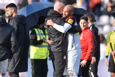 Ein Bild aus glücklichen Tagen: Marco Antwerpen mit Torjäger Terrence Boyd nach dem Sieg in Osnabrück. 