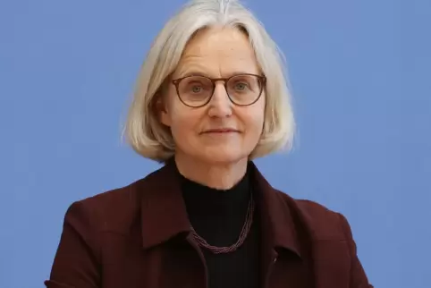 „Heimatlos wie ihr“: Christiane Hoffmann, Sprecherin der Bundesregierung und frühere „Spiegel“-Redakteurin, steht mit „Alles, wa