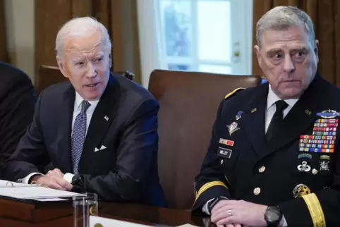 Joe Biden bei einem Treffen mit führenden US-Militärs im Weißen Haus. 