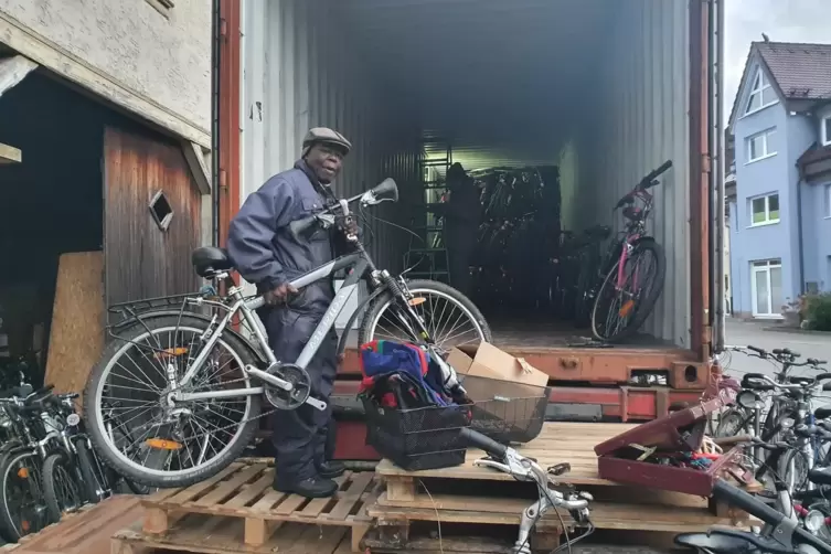 König Cephas Kosi Bansah packt beim Fahrradsammeln auch selbst mit an. 