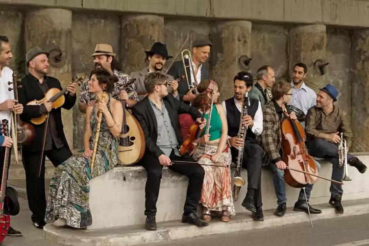 Setzt einen multikulturellen Schlusspunkt: das Babylon Orchestra Berlin. 