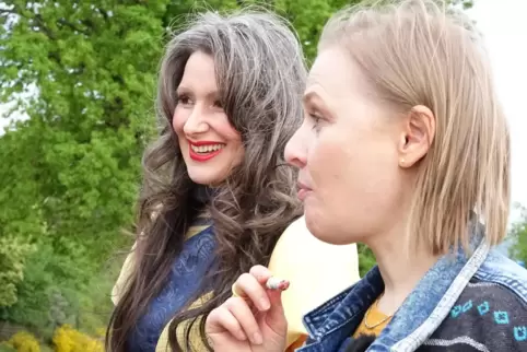  Inszenierte Fotografie am Stadtrand von Kaiserslautern: Model Karin trägt ein von Sina Schlemmer entworfenes Kleid in den Farbe