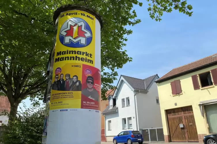 Mittlerweile wieder mit Plakaten bestückt: Litfaßsäule in der Germersheimer Straße in Römerberg.