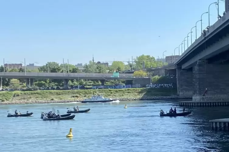 Die Polizeiboote bargen einen Mann, der sich an der Brücke abseilte. 