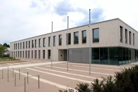 Verzögerungen durch Corona: Ein Jahr nach der geplanten Eröffnung geht es im neu gebauten Rathaus nächsten Mittwoch endlich los.