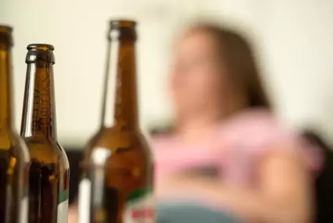 Weit verbreitet: Mehr als 1,6 Millionen Deutsche sind nach Alkohol süchtig. Wer davon loskommen will, findet beim Blauen Kreuz H