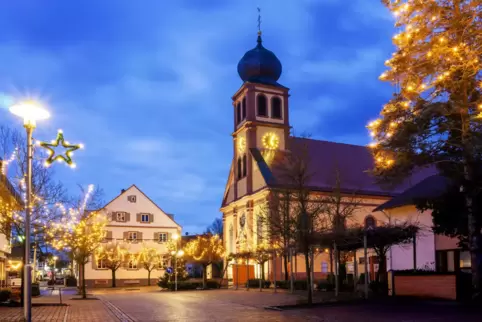 Beleuchtete Gebäude wie hier die Kirche von Hagenbach sind eine Zierde für jeden Ort. Aber ist das in Zeiten des Klimawandels no