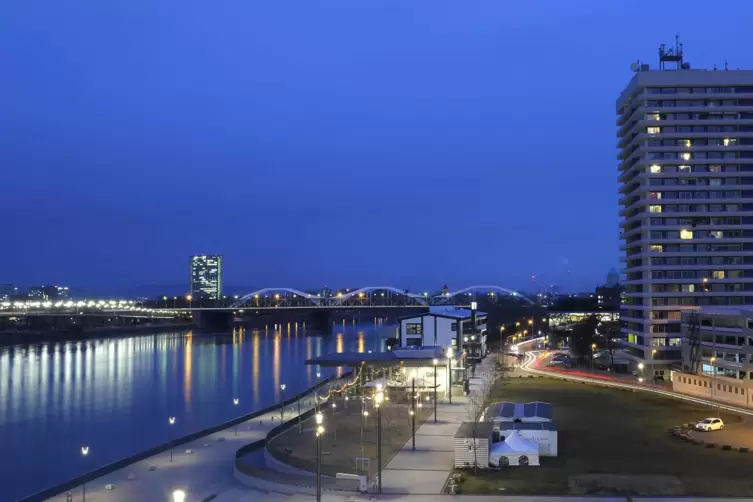 Der Platz der Deutschen Einheit in Ludwigshafen bietet Rhein-Panorama.